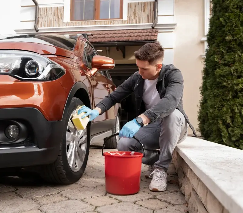 Lavage auto à domicile Voulmentin : professionnel intervenant sur un véhicule